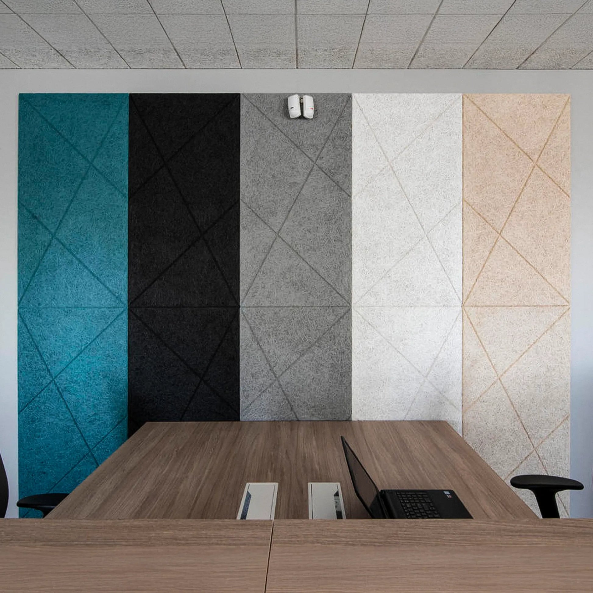 Sistem acustic pentru birouri cu panouri CEWOOD frezate