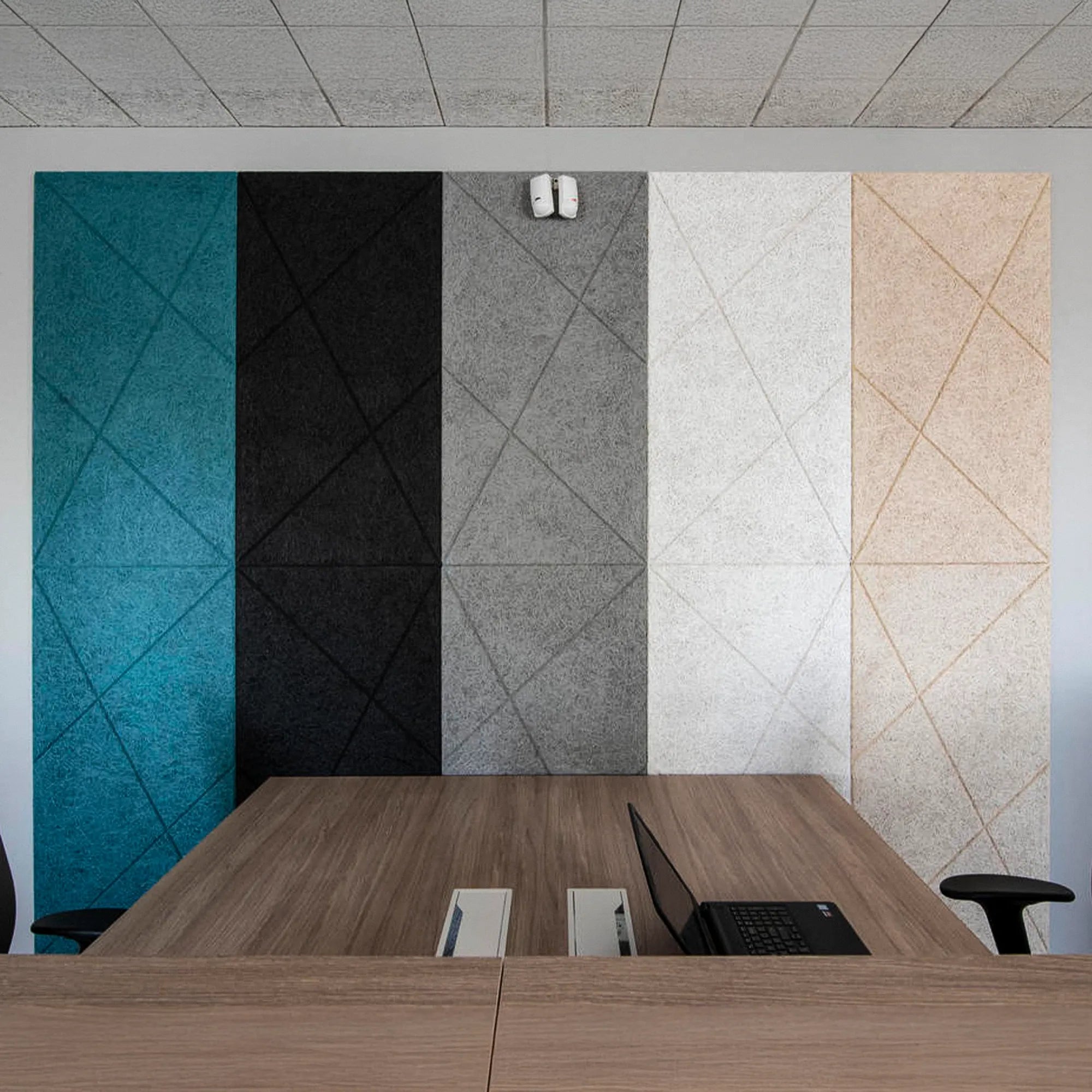 Sistem acustic pentru birouri cu panouri CEWOOD frezate