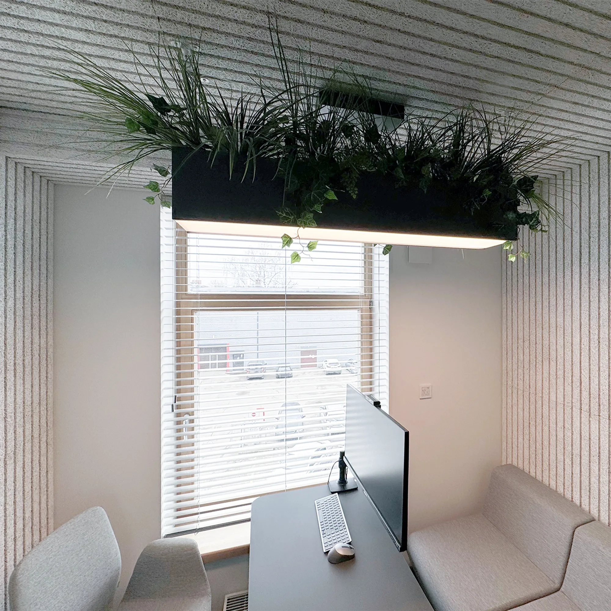 Detaliu panou acustic CEWOOD Barcode cu frezare decorativă liniară