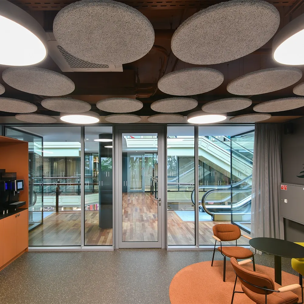 Panouri acustice CEWOOD Design Tiles Circle pentru amenajarea spațiilor comerciale