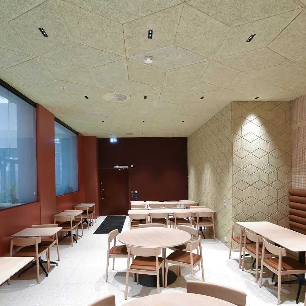 Panouri acustice CEWOOD Design Tiles Rhomb pentru reducerea reverberației în restaurante