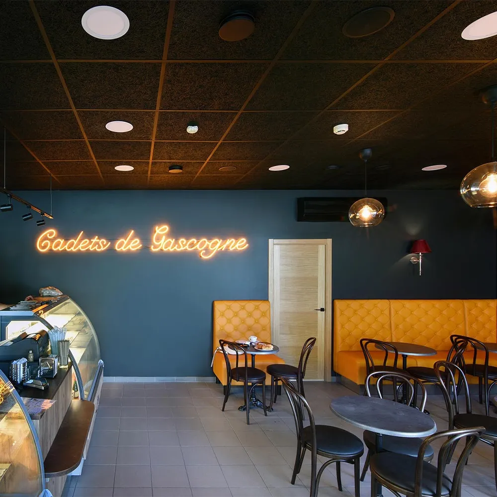 Panouri acustice CEWOOD Design Tiles Square pentru reducerea reverberației în restaurante