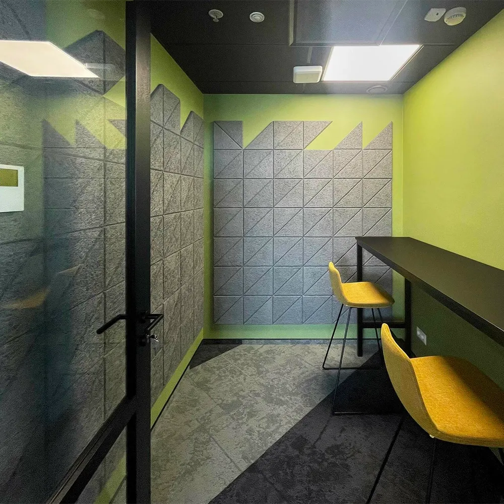 Amenajare perete cu panouri acustice triunghiulare CEWOOD Design Tiles