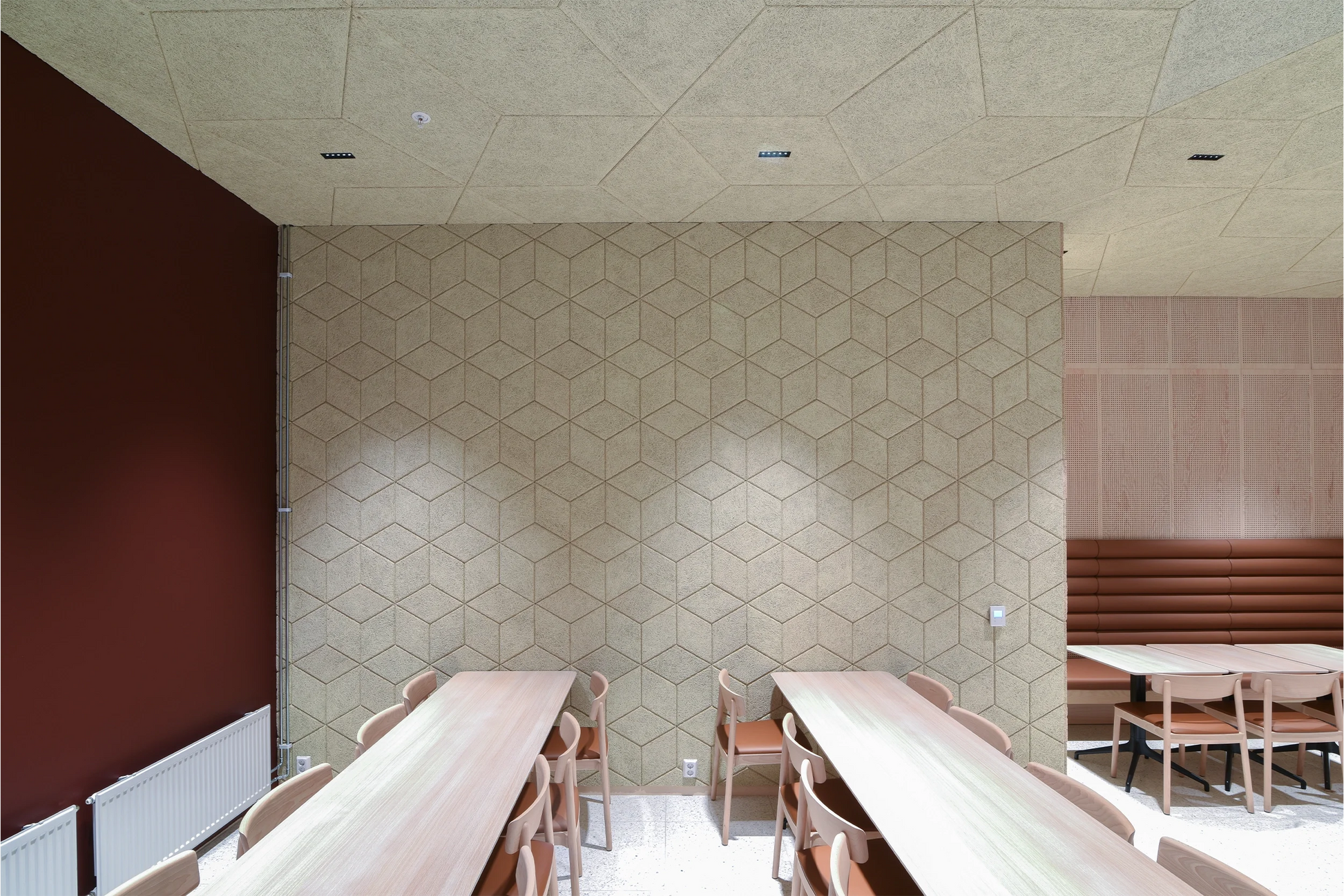 Panouri acustice decorative CEWOOD aplicate pe perete în restaurant pentru reducerea zgomotului ambiental