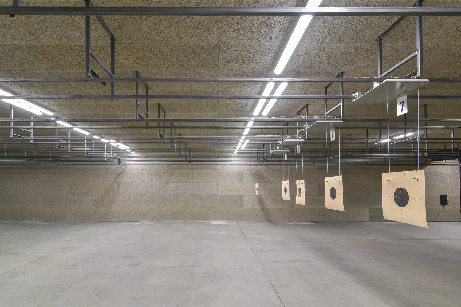 Panouri acustice decorative Cewood pentru pereți și tavane în spații de divertisment interioare