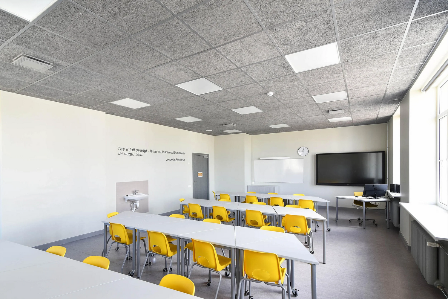 Panouri acustice Cewood pentru confort acustic îmbunătățit în săli de clasă, grădinițe și spații educaționale.