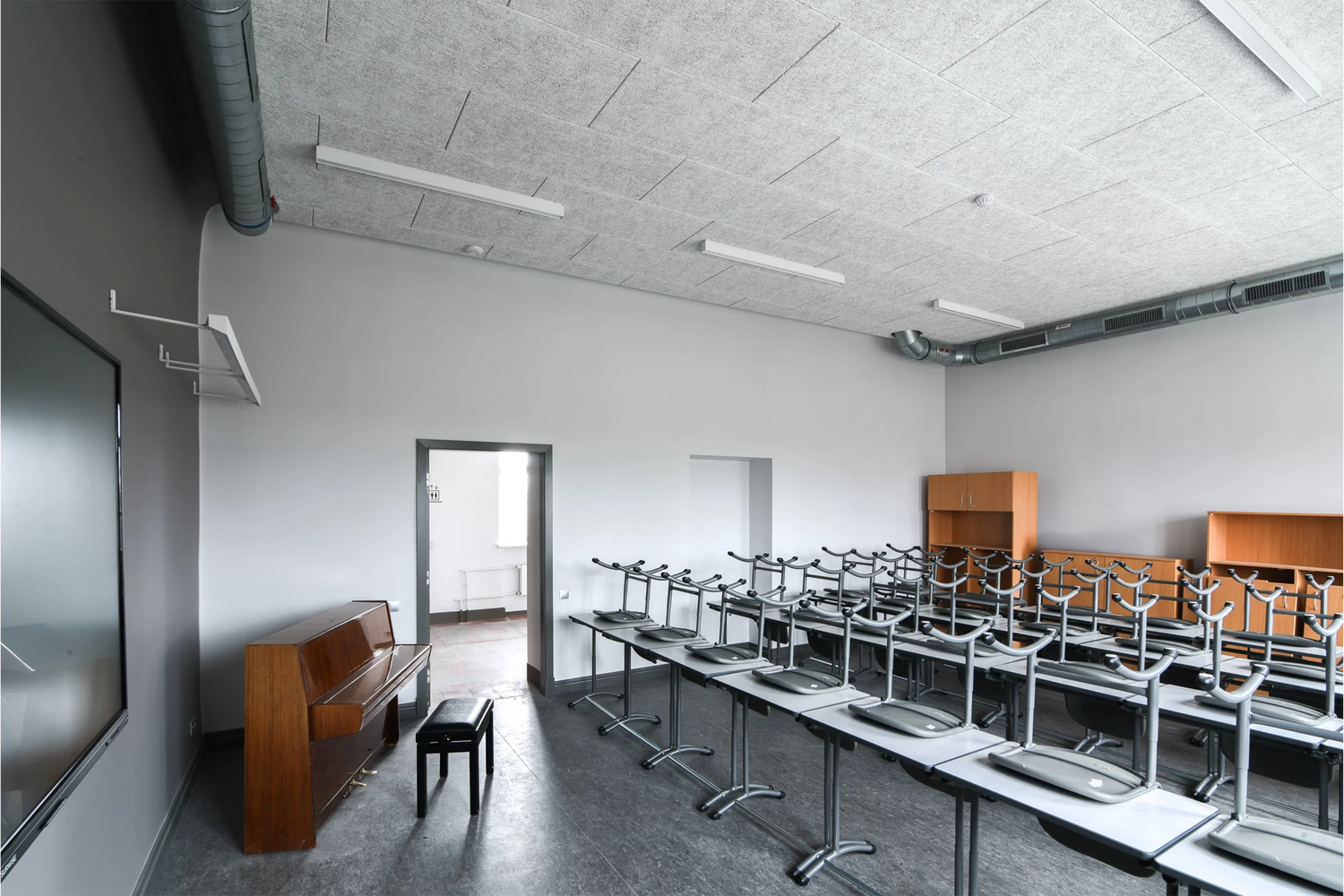 Plăci acustice Cewood pentru reducerea reverberației în săli de clasă, grădinițe și alte spații educaționale.