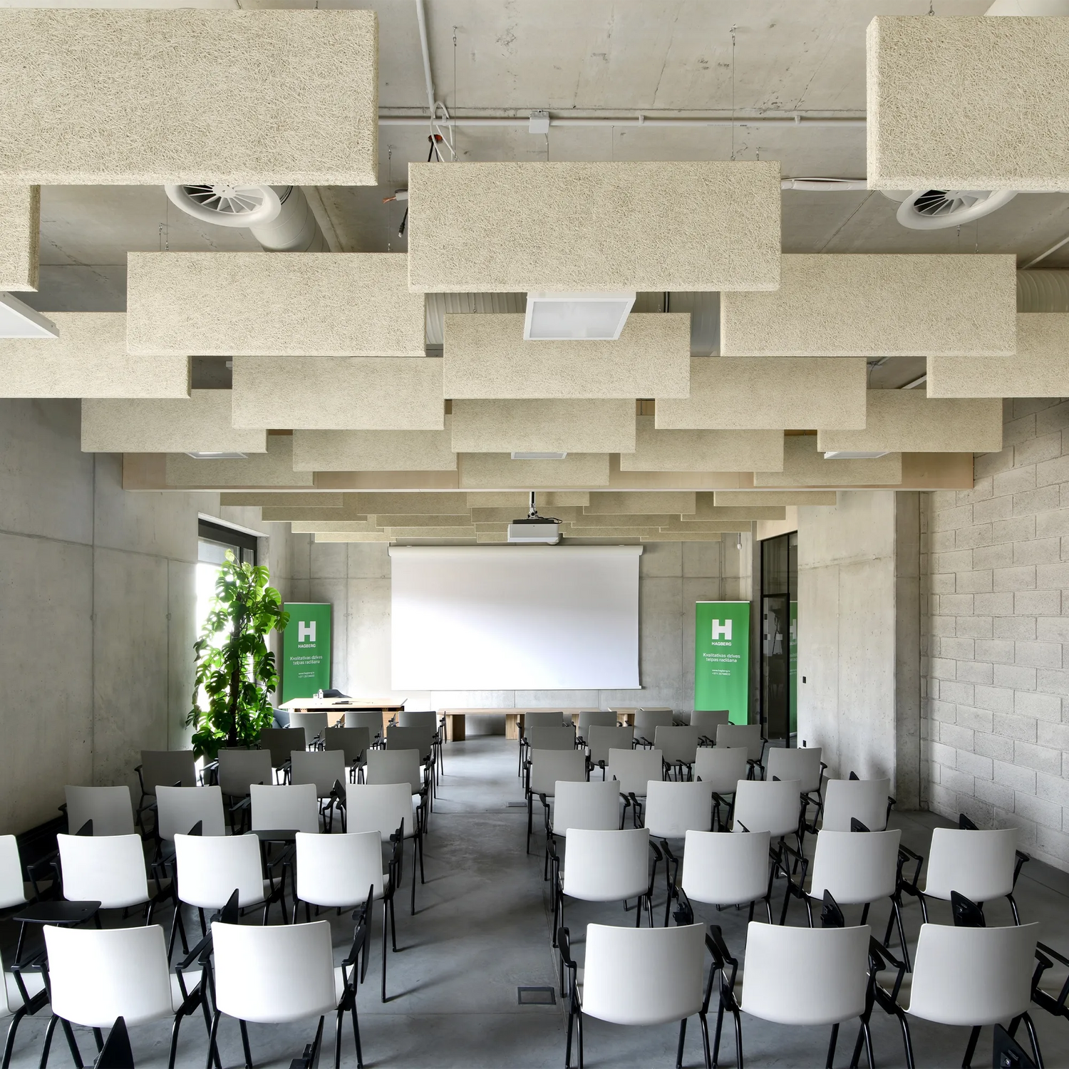 Panouri acustice verticale CEWOOD BAFFLE pentru spații înalte