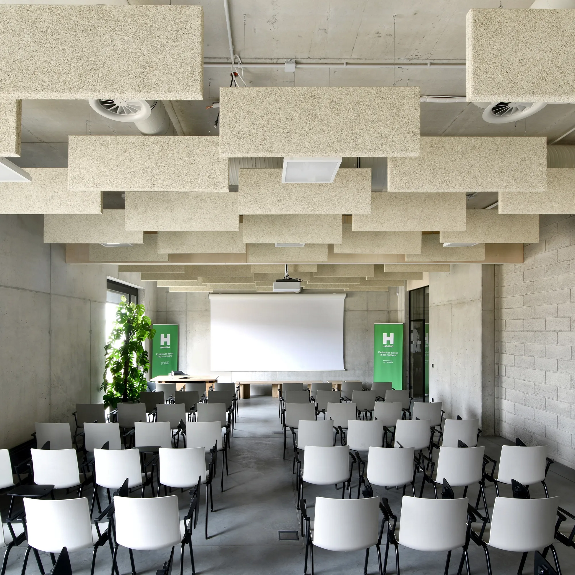 Panouri acustice verticale CEWOOD BAFFLE pentru spații înalte